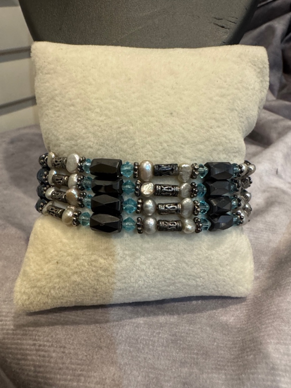 Source Unknown Black, Aqua‎ and White Multi-Strand Stretch Bracelet